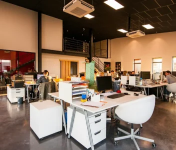 открытый офис с сотрудниками