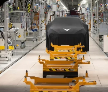 Электромобиль на конвейере в проивзосдвтенном цехе