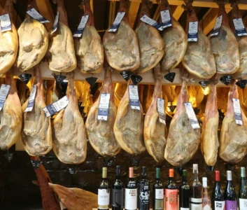 Ноги хамона висят в винном магазине