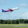 самолет компании wizz air на взлете