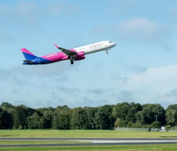 самолет компании wizz air на взлете
